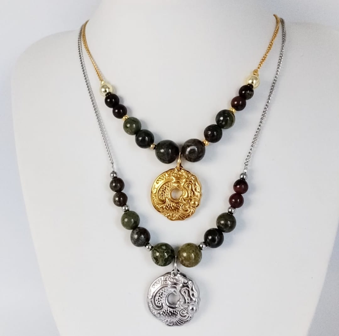 Collier en Agate Sang de Dragon avec pendentif Dragon. Pierre d’ancrage, de force et de confiance. Bijou énergétique en acier inoxydable, idéal pour le bien-être.