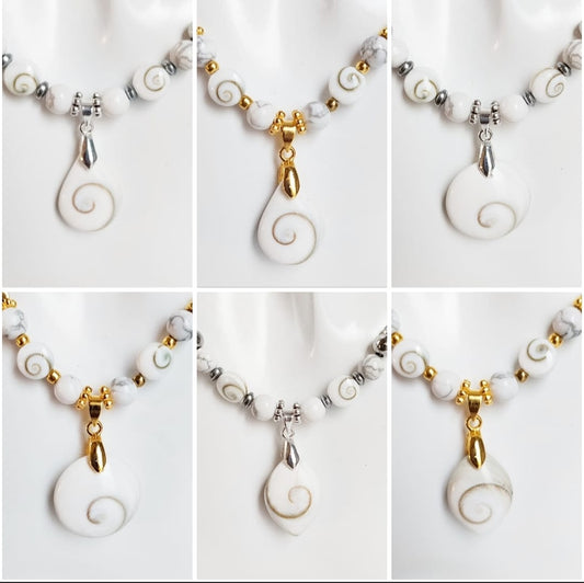 Collier argenté fait main avec Howlite et Œil de Sainte Lucie. Apaisement, protection et élégance réunis dans un bijou porte-bonheur au design raffiné.
