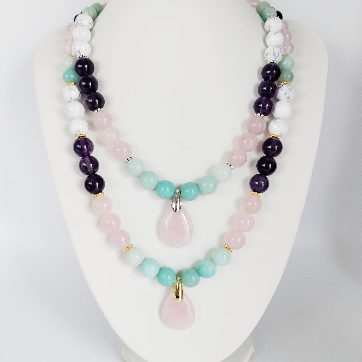 Découvre notre collier anti-stress en 4 pierres naturelles apaisantes. L'allié parfait pour apaiser l'esprit et retrouver la sérénité au quotidien.