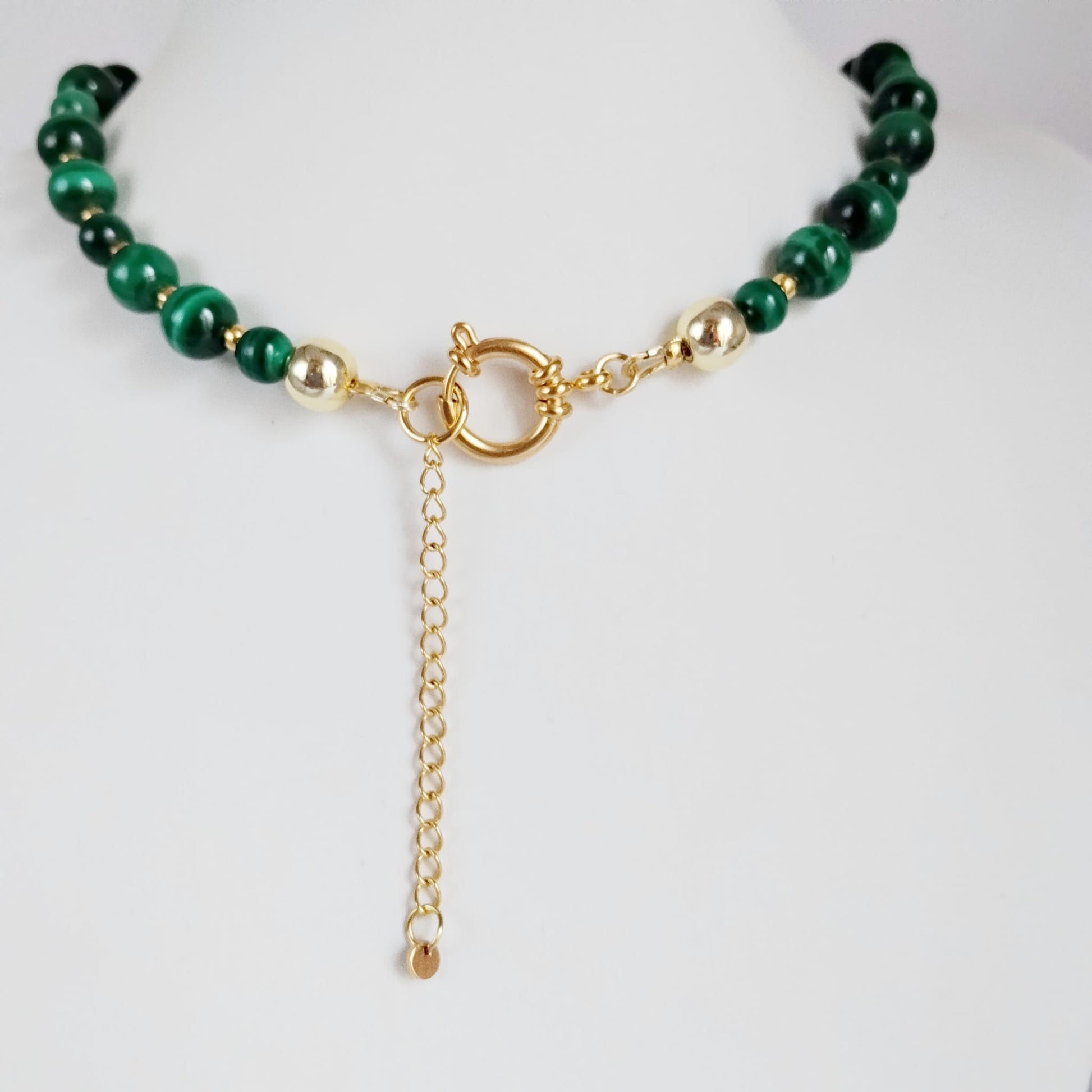Collier en Malachite naturelle : pierre de protection, d’équilibre émotionnel et de confiance en soi. Bijou élégant aux vertus énergétiques puissantes.