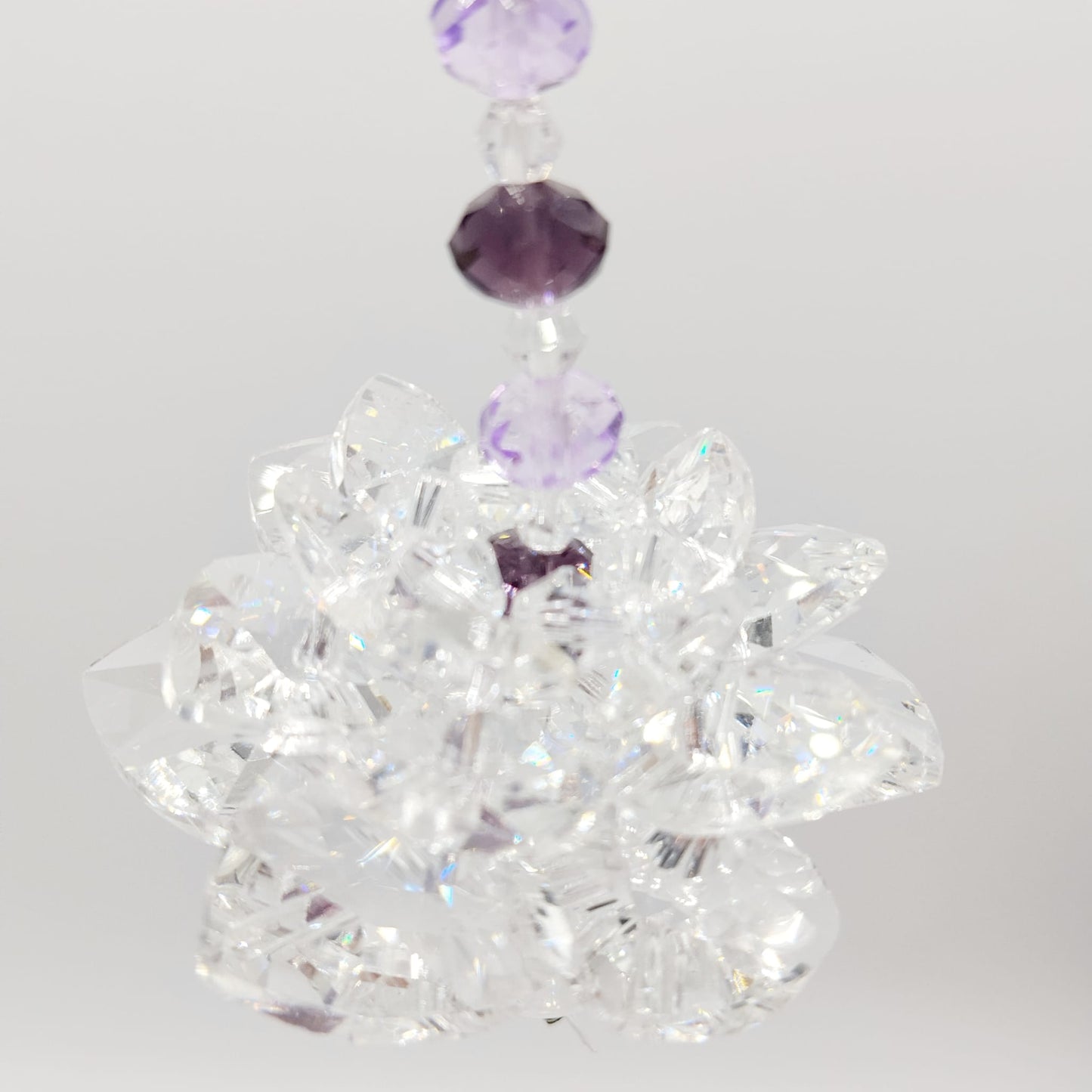 Apportez lumière et sérénité à votre intérieur avec l’Attrape-Soleil Fleur de Lotus. Cristal décoratif créant de magnifiques reflets arc-en-ciel. Idéal pour une ambiance zen et lumineuse.