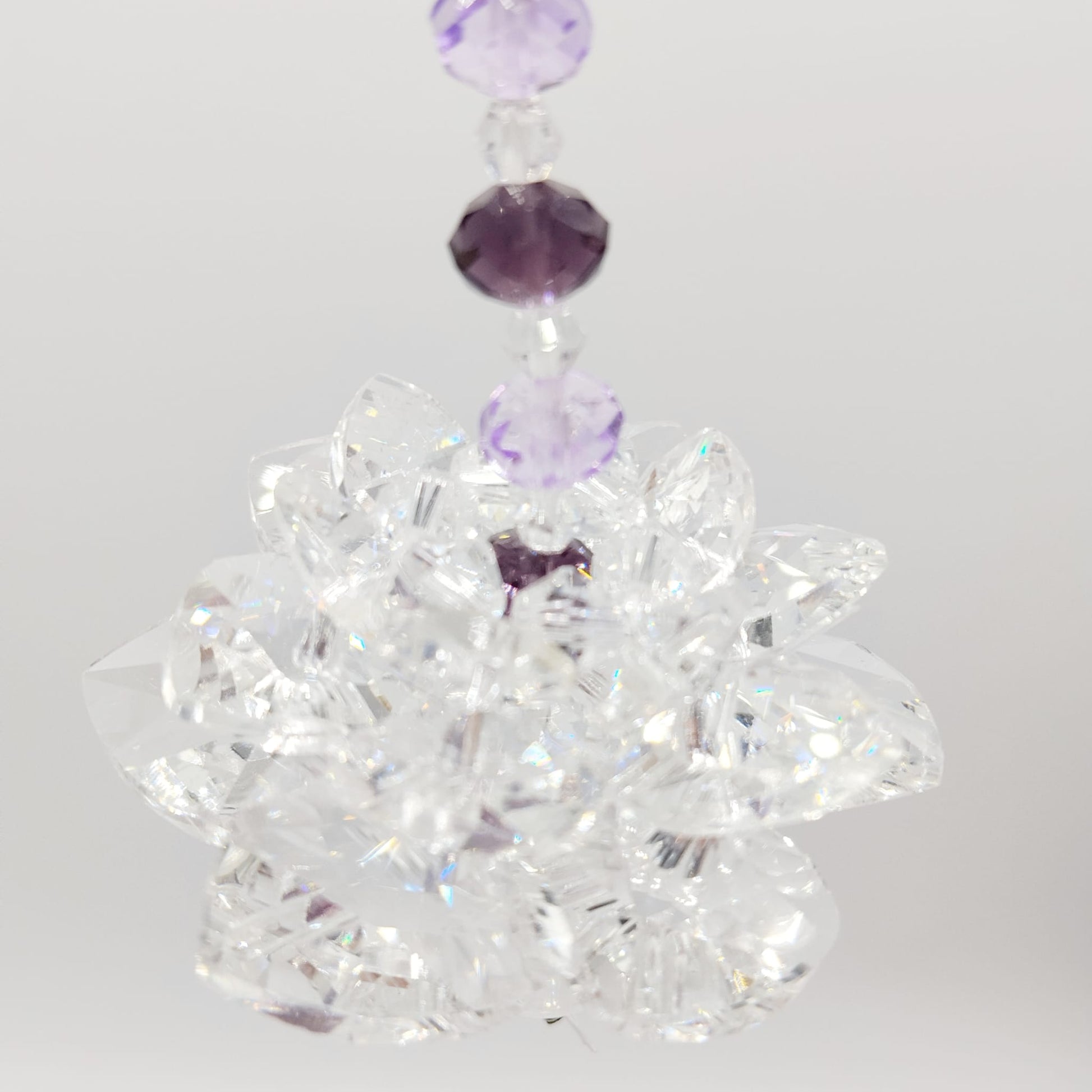 Apportez lumière et sérénité à votre intérieur avec l’Attrape-Soleil Fleur de Lotus. Cristal décoratif créant de magnifiques reflets arc-en-ciel. Idéal pour une ambiance zen et lumineuse.