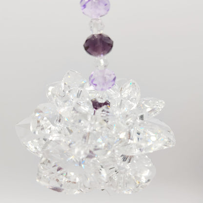 Apportez lumière et sérénité à votre intérieur avec l’Attrape-Soleil Fleur de Lotus. Cristal décoratif créant de magnifiques reflets arc-en-ciel. Idéal pour une ambiance zen et lumineuse.