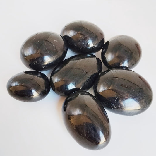 Galet de tourmaline noire naturelle : pierre de protection, d’ancrage et d’équilibre. Idéale pour absorber les énergies négatives et harmoniser votre environnement.