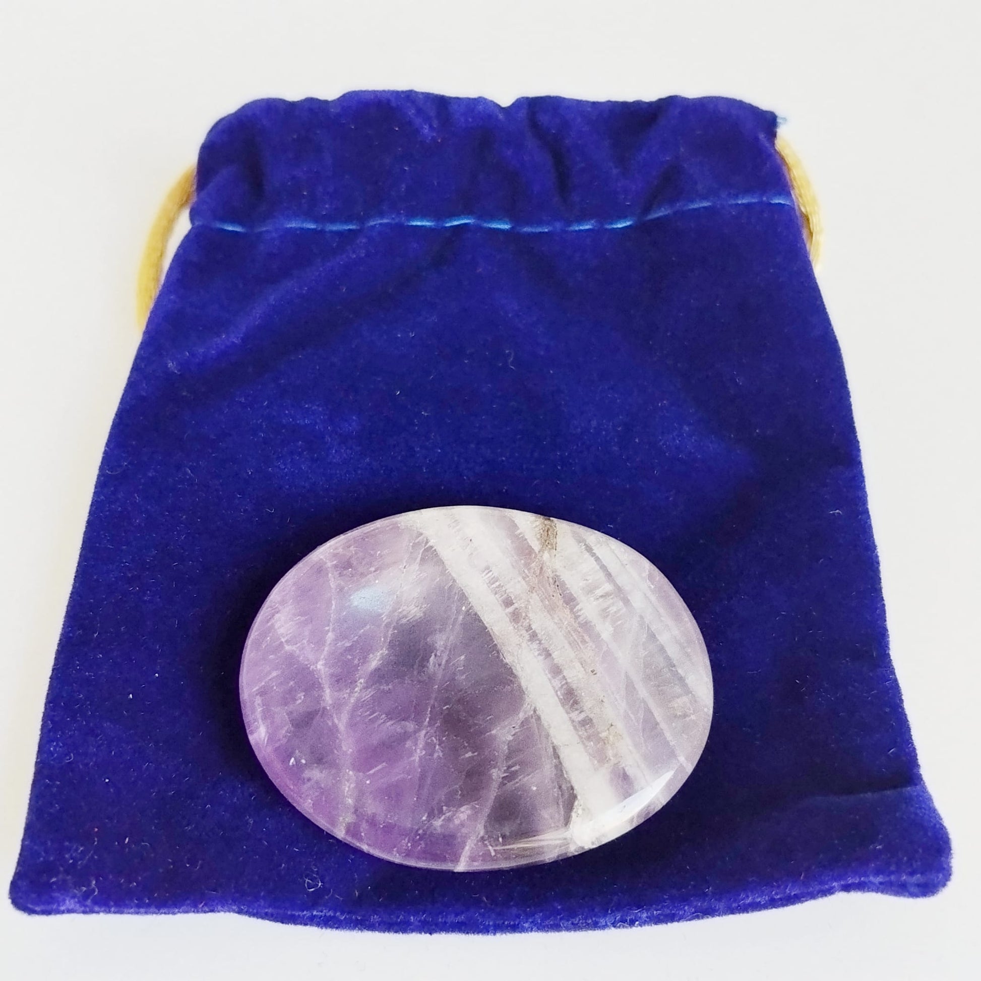 Galet anti-stress en pierre naturelle : un allié apaisant à emporter partout. Améthyste, Œil de Tigre ou Quartz Rose pour calmer le stress et retrouver la sérénité.