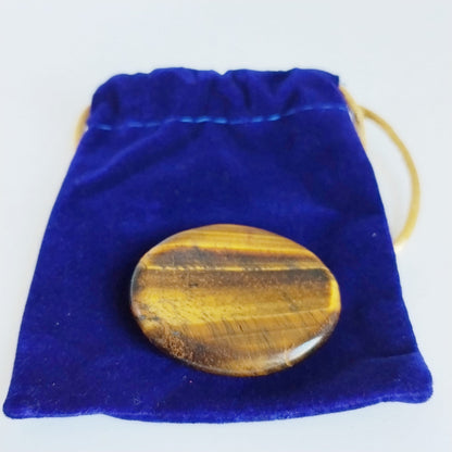 Galet anti-stress en pierre naturelle : un allié apaisant à emporter partout. Améthyste, Œil de Tigre ou Quartz Rose pour calmer le stress et retrouver la sérénité.