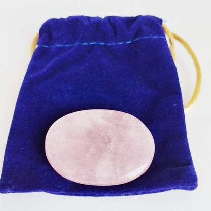 Galet anti-stress en pierre naturelle : un allié apaisant à emporter partout. Améthyste, Œil de Tigre ou Quartz Rose pour calmer le stress et retrouver la sérénité.