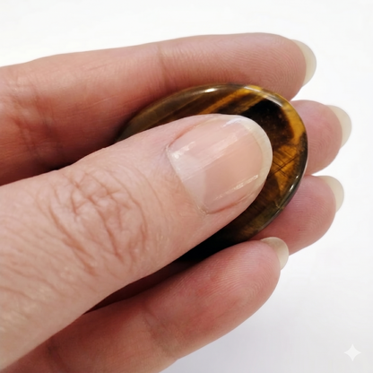 Galet anti-stress en pierre naturelle : un allié apaisant à emporter partout. Améthyste, Œil de Tigre ou Quartz Rose pour calmer le stress et retrouver la sérénité.
