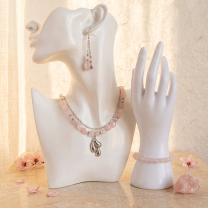 Collier en quartz rose naturel, symbole d’amour, de tendresse et d’harmonie. Un bijou délicat associé au chakra du cœur et à la paix intérieure.