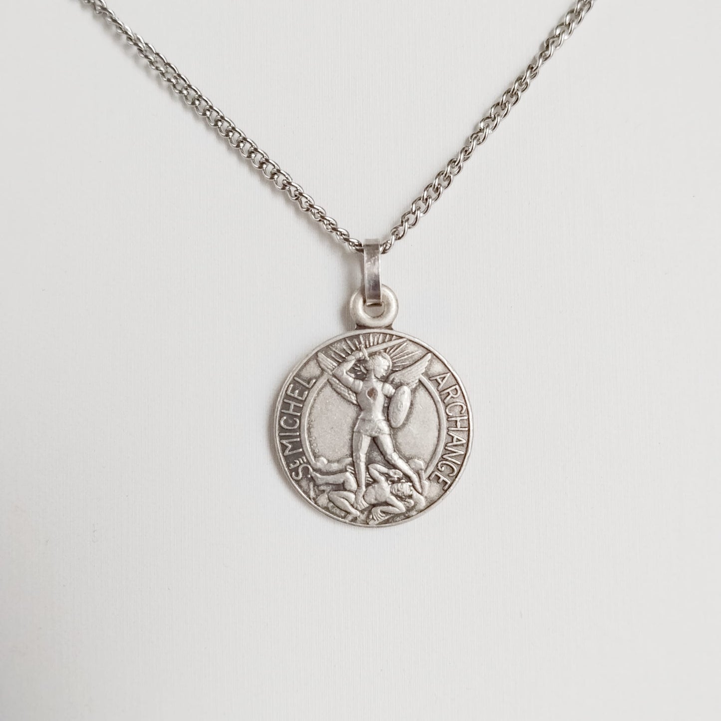 Pendentif Archange Michael béni : protection, courage et libération des peurs. Bijou spirituel pour guidance, force intérieure et sécurité.