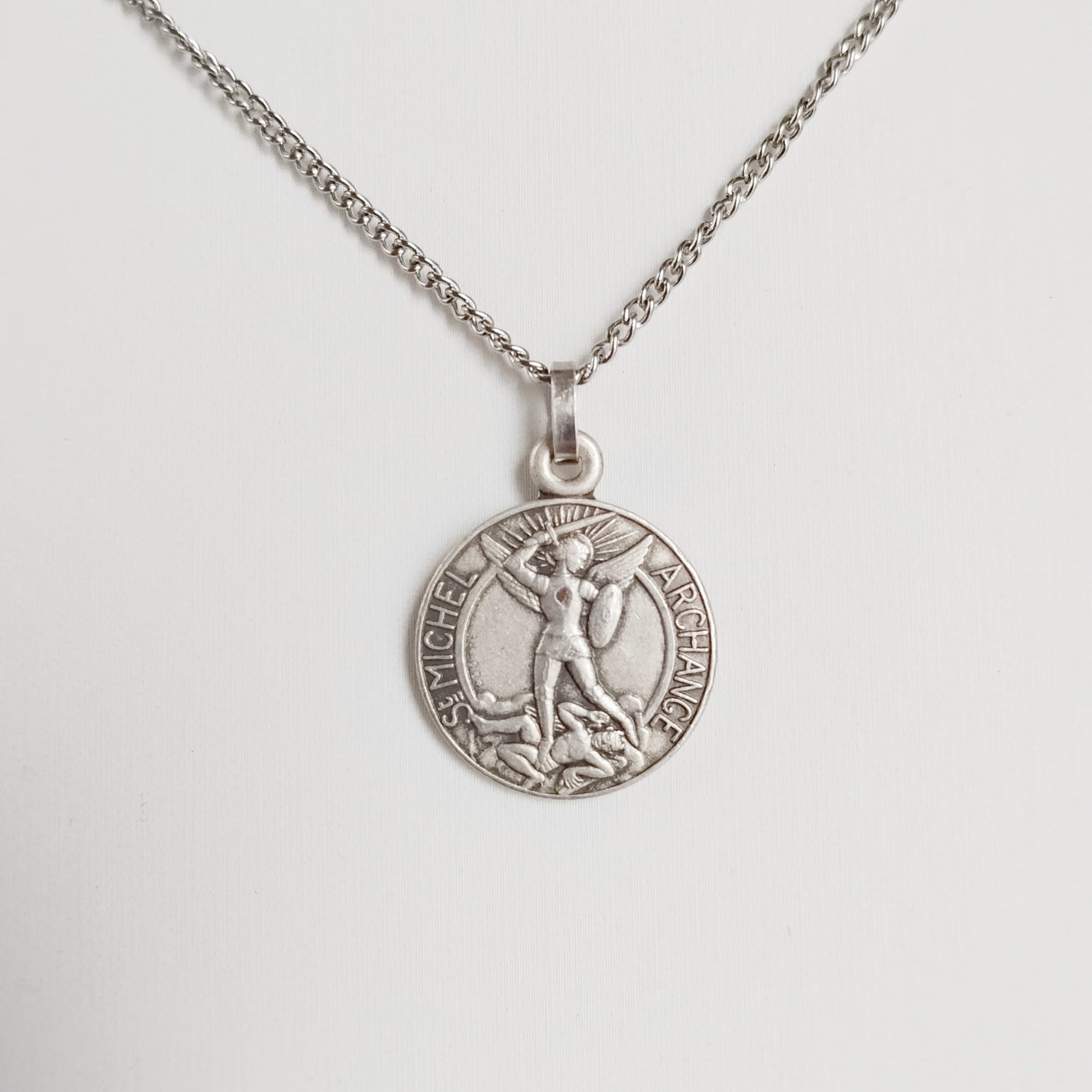 Pendentif Archange Michael béni : protection, courage et libération des peurs. Bijou spirituel pour guidance, force intérieure et sécurité.