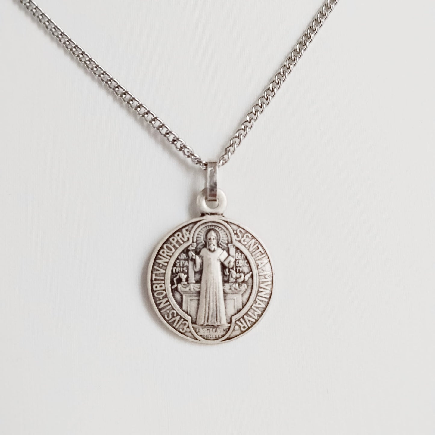Médaille de Saint Benoît bénie pour éloigner les maléfices, mauvais sorts et dangers. Protection spirituelle puissante et purification énergétique.