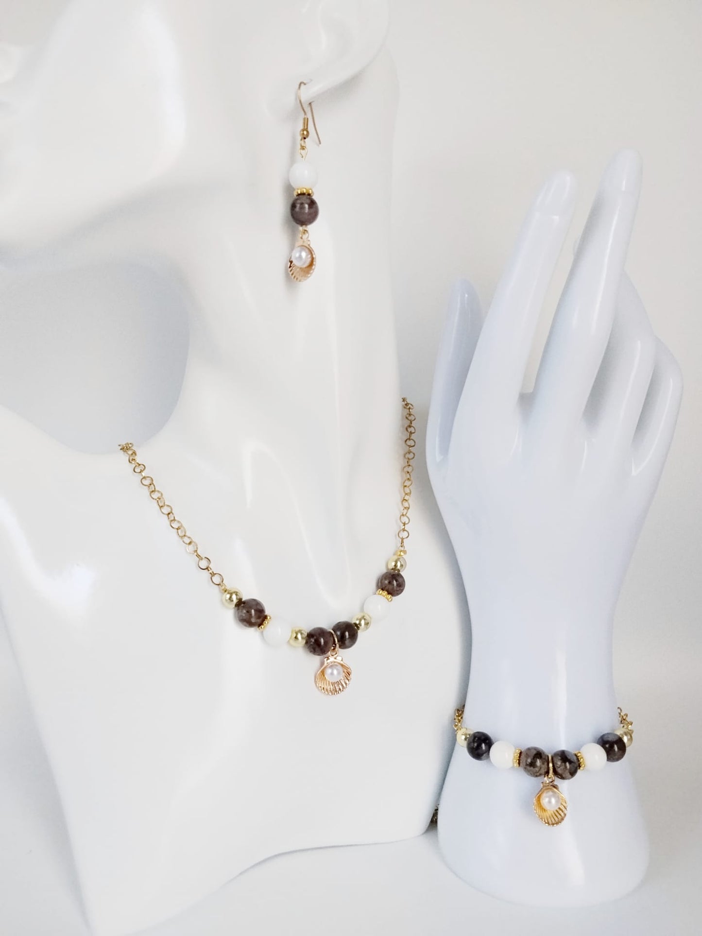 Équilibrez vos énergies au quotidien avec notre bracelet ajustable en Agate Turitelle, Nacre et son pendentif Saint-Jacques protecteur. Conçu en acier inoxydable.