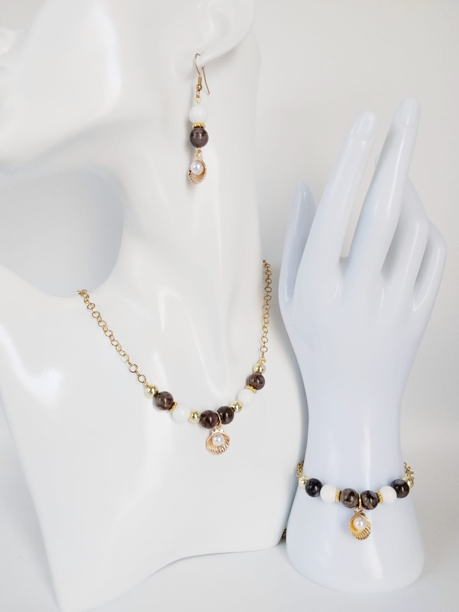 Équilibrez vos énergies au quotidien avec notre bracelet ajustable en Agate Turitelle, Nacre et son pendentif Saint-Jacques protecteur. Conçu en acier inoxydable.