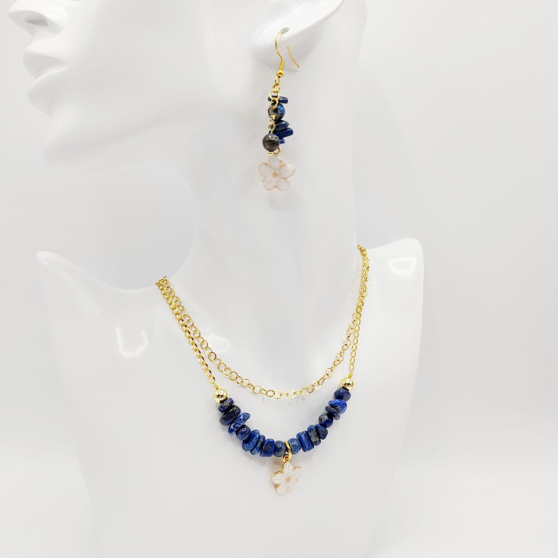 Boucles d’oreilles en pierre naturelle lapis lazuli, symbole de sagesse, intuition et sérénité. Un bijou énergétique pour l’harmonie et la confiance en soi.