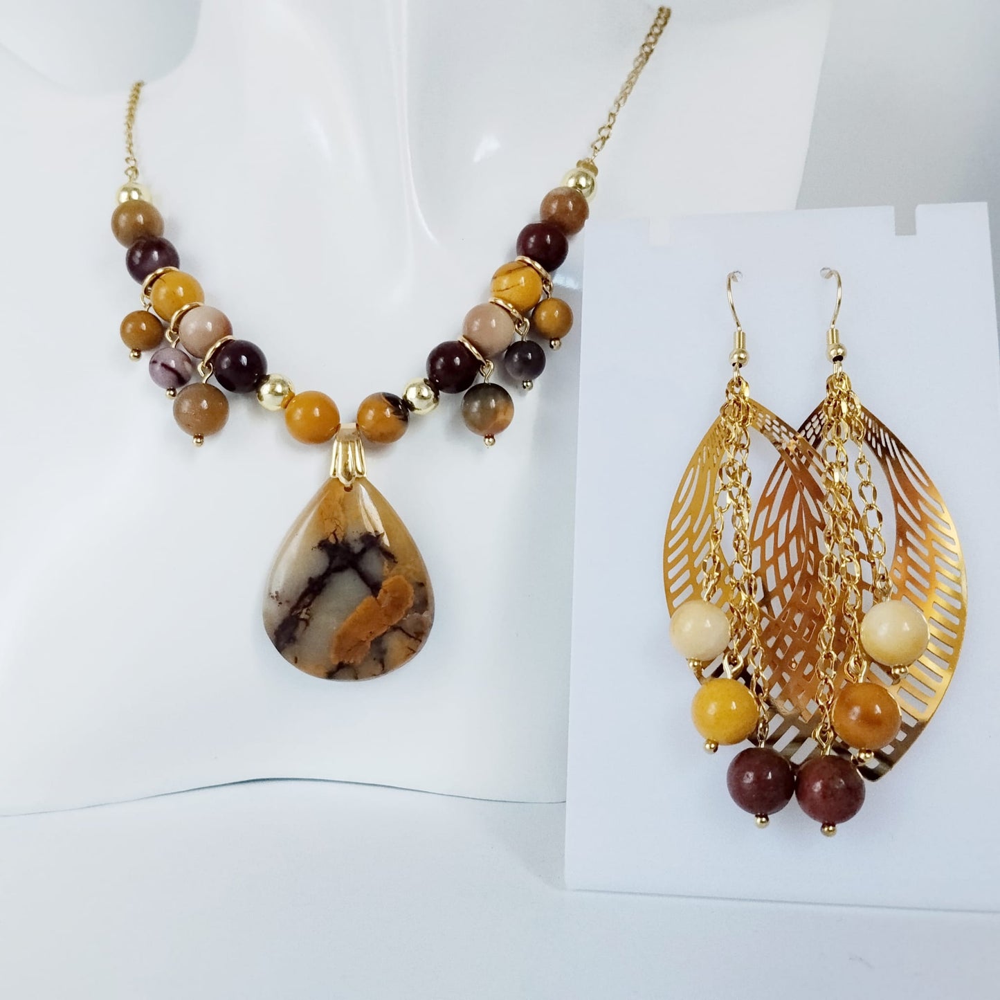 Découvrez notre parure collier et boucles d'oreilles en Jaspe Mokaïte d'Australie. Vitalité, ancrage, protection et sérénité.