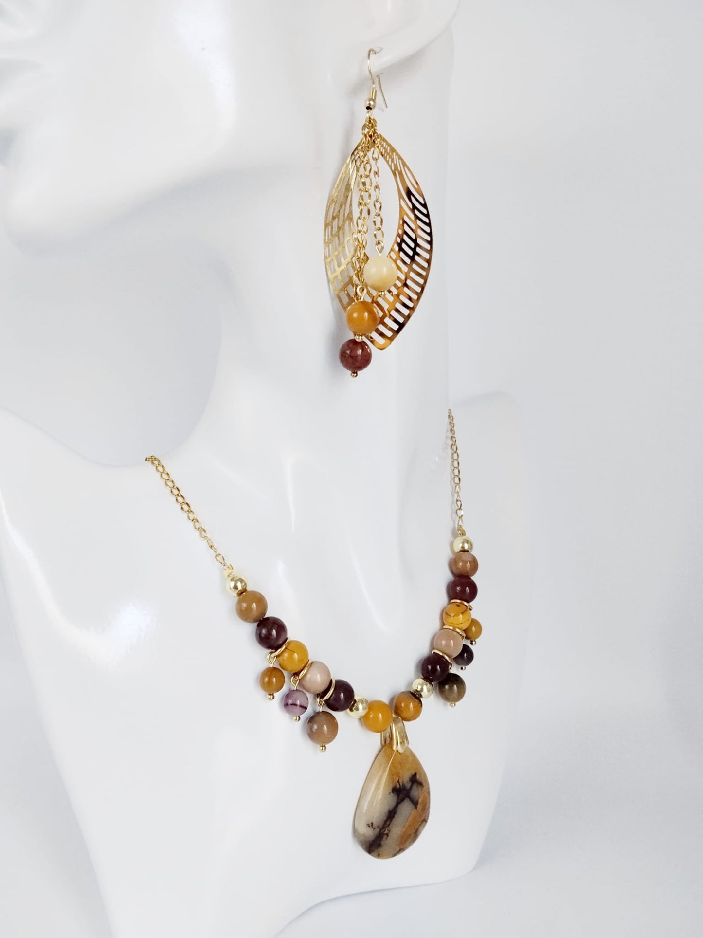 Découvrez notre parure collier et boucles d'oreilles en Jaspe Mokaïte d'Australie. Vitalité, ancrage, protection et sérénité.