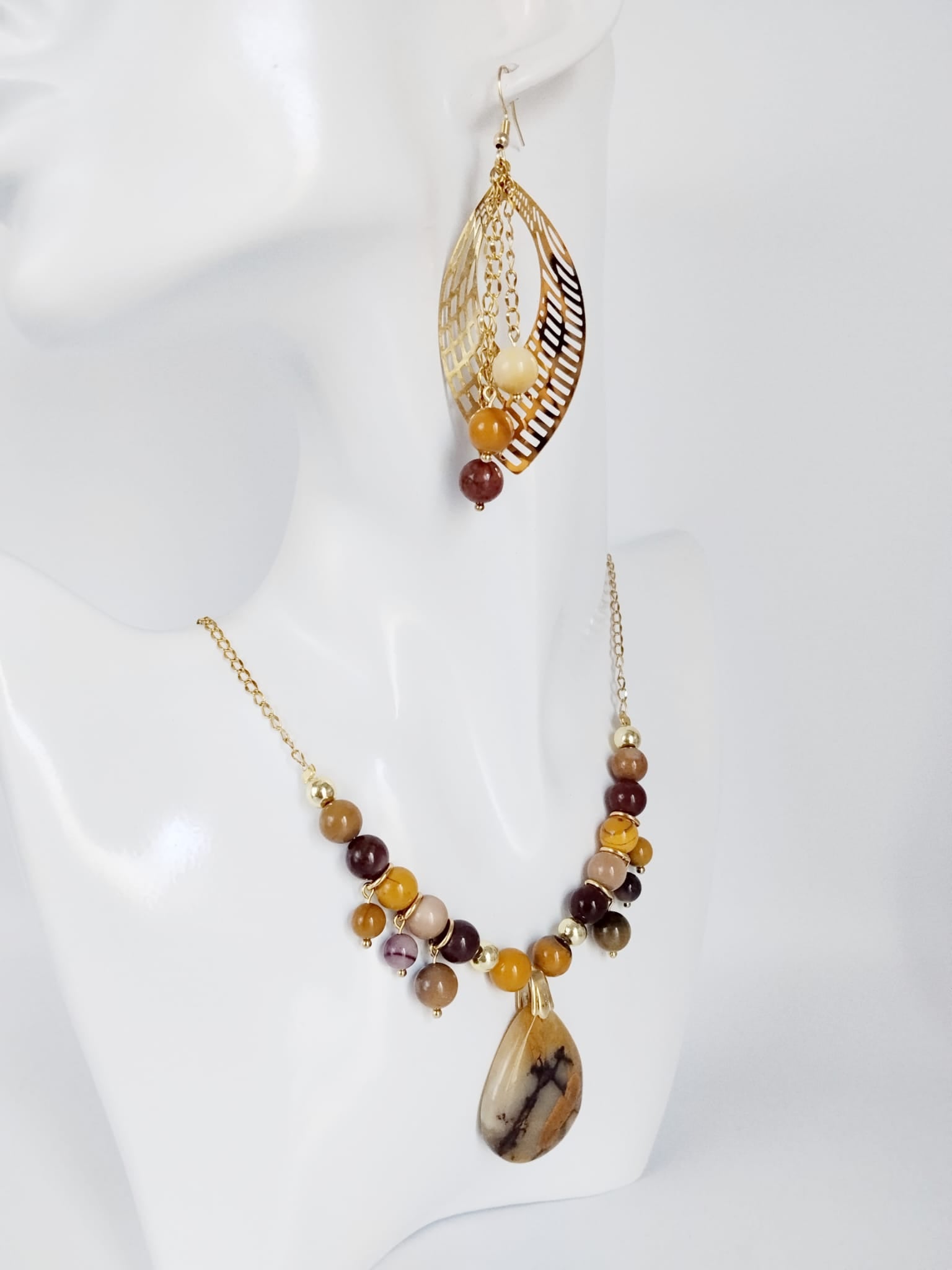 Découvrez notre parure collier et boucles d'oreilles en Jaspe Mokaïte d'Australie. Vitalité, ancrage, protection et sérénité.