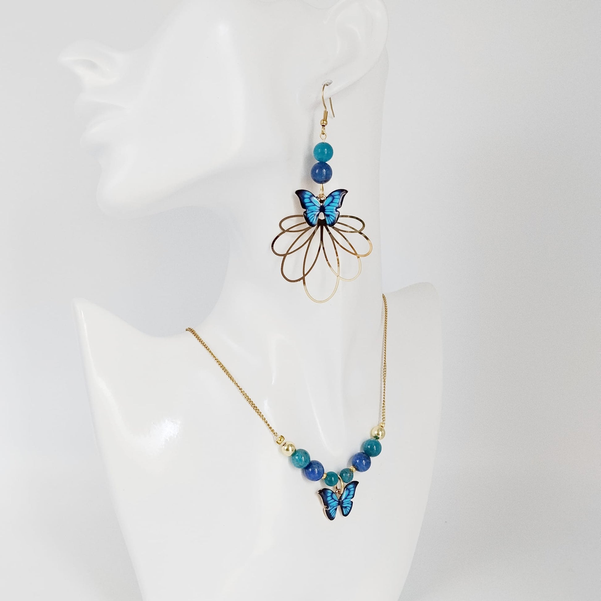 Boucles d’oreilles en Apatite AAA et Lapis Lazuli AA avec symbole papillon. Bijoux énergétiques pour l’expression, la confiance et la transformation intérieure. Élégance et puissance au quotidien.
