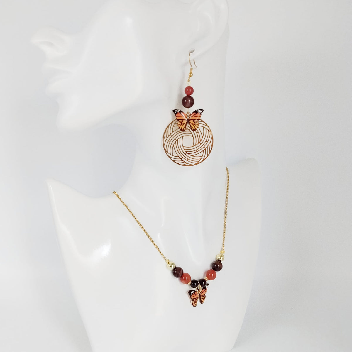 Collier en pierres naturelles Cornaline & Œil de Taureau avec pendentif papillon – énergie, protection et ancrage. Un bijou spirituel pour vitalité, confiance et équilibre.

