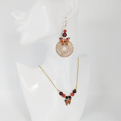 Collier en pierres naturelles Cornaline & Œil de Taureau avec pendentif papillon – énergie, protection et ancrage. Un bijou spirituel pour vitalité, confiance et équilibre.
