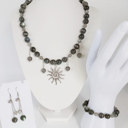 Découvrez notre parure en Labradorite naturelle AA & AAA, aux magnifiques reflets irisés. Un bijou élégant associé à la protection et à l’intuition en lithothérapie.