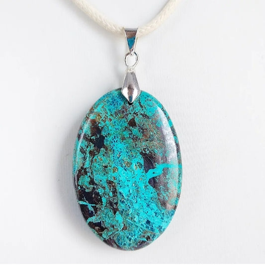 Pendentif en Chrysocolle naturelle. Pierre de communication, créativité, et bien-être. Bienfaits ORL, menstruels et articulaires.