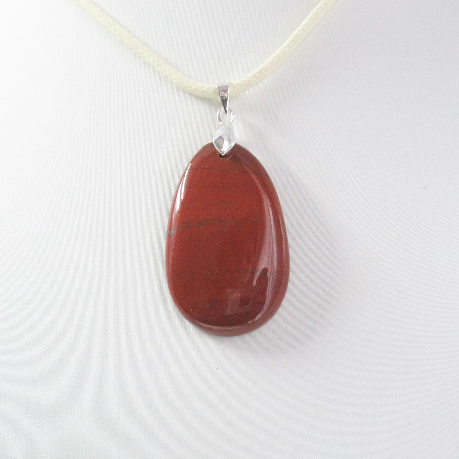 Pendentif Jaspe rouge en pierre naturelle  https://monjolicaillou.fr/products/pendentif-jaspe-rouge-en-pierre-naturelle  Besoin de renforcer votre confiance en vous ? Ce pendentif est là pour vous. En portant cette pierre naturelle, vous vous sentirez plus sûr de vos capacités, prêt à relever tous les défis qui se présentent à vous. 