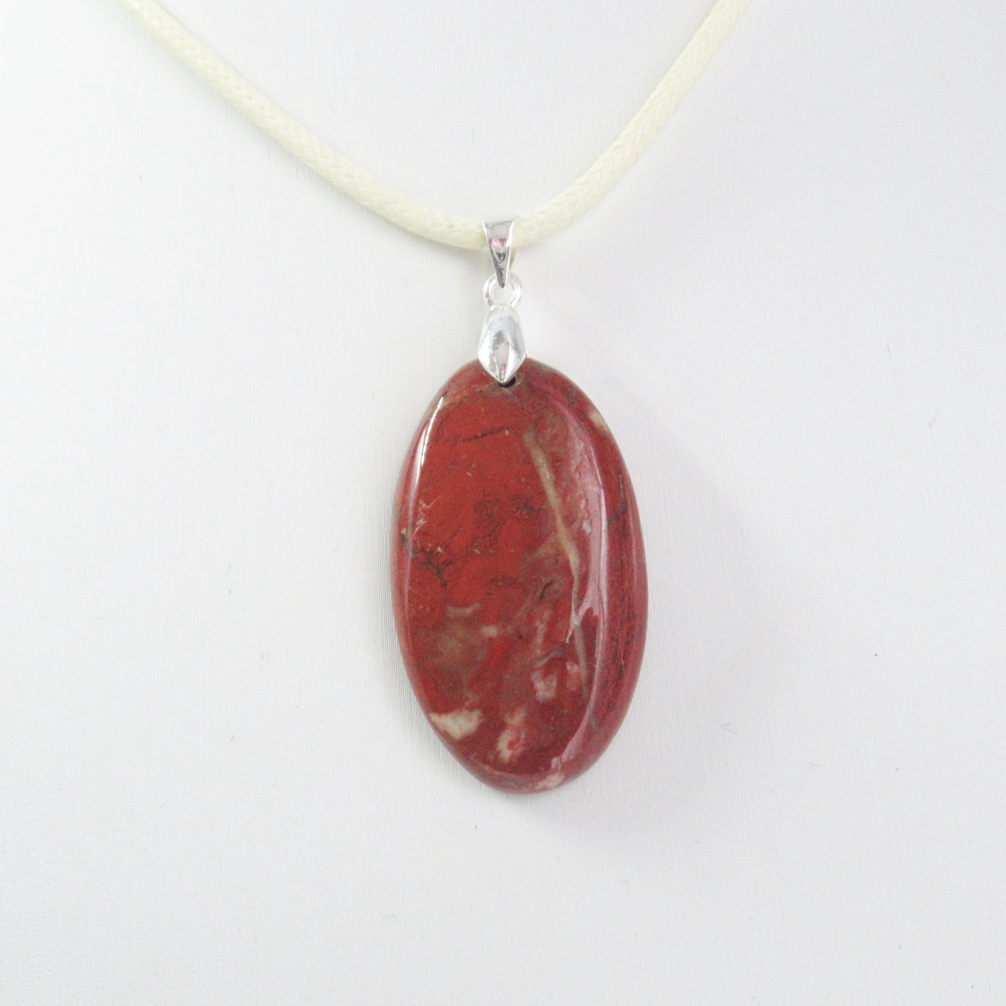 Pendentif Jaspe rouge en pierre naturelle  https://monjolicaillou.fr/products/pendentif-jaspe-rouge-en-pierre-naturelle  Besoin de renforcer votre confiance en vous ? Ce pendentif est là pour vous. En portant cette pierre naturelle, vous vous sentirez plus sûr de vos capacités, prêt à relever tous les défis qui se présentent à vous. 