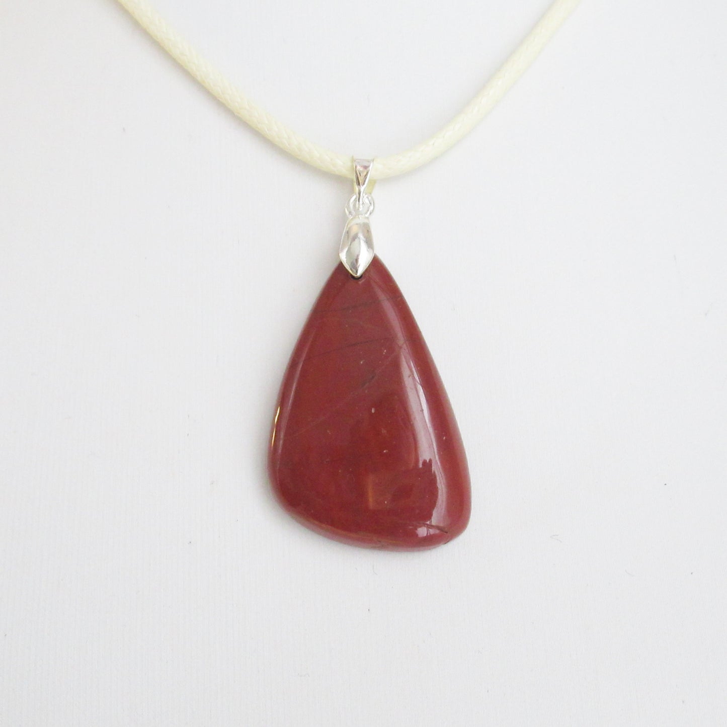 Pendentif Jaspe rouge en pierre naturelle  https://monjolicaillou.fr/products/pendentif-jaspe-rouge-en-pierre-naturelle  Besoin de renforcer votre confiance en vous ? Ce pendentif est là pour vous. En portant cette pierre naturelle, vous vous sentirez plus sûr de vos capacités, prêt à relever tous les défis qui se présentent à vous. 