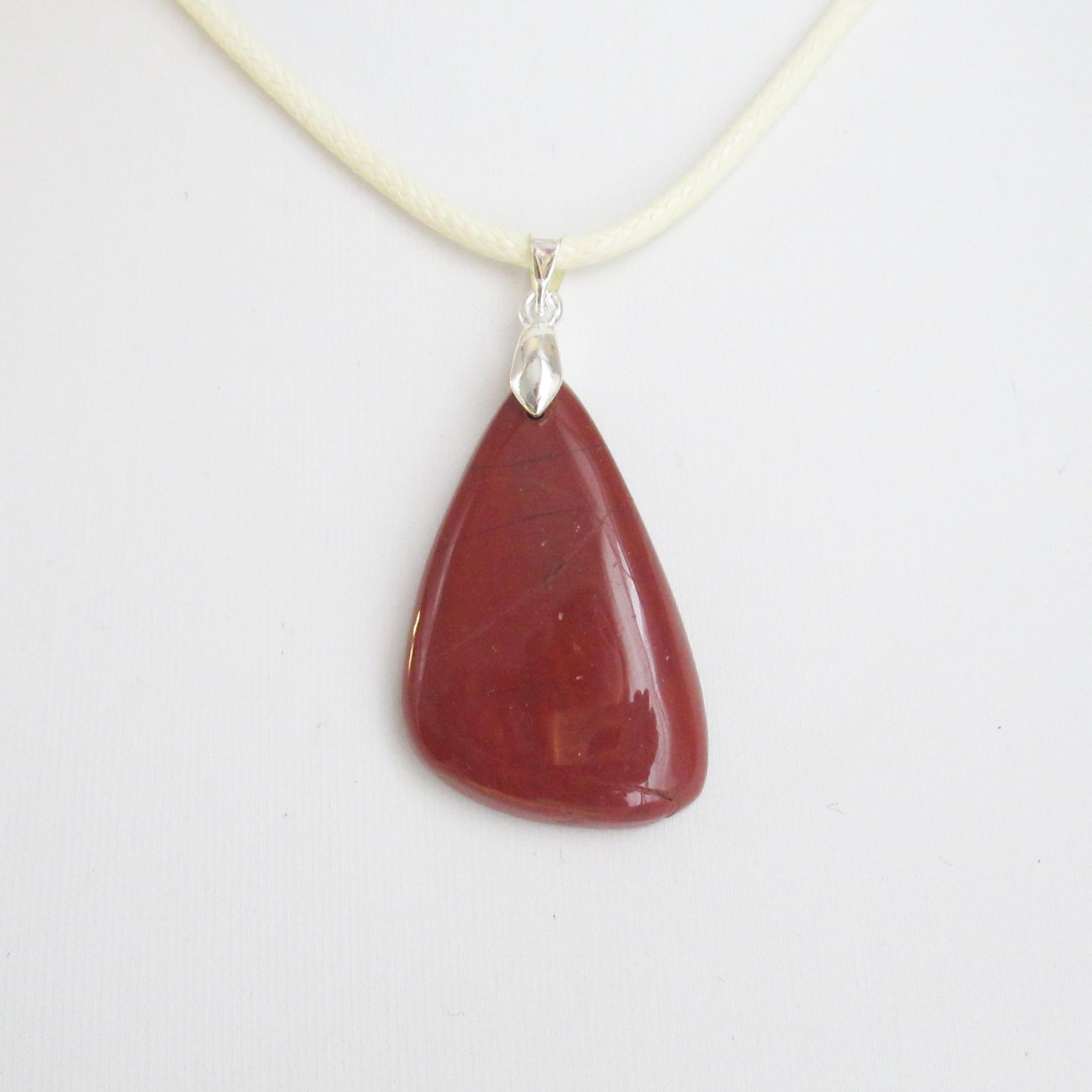 Pendentif Jaspe rouge en pierre naturelle  https://monjolicaillou.fr/products/pendentif-jaspe-rouge-en-pierre-naturelle  Besoin de renforcer votre confiance en vous ? Ce pendentif est là pour vous. En portant cette pierre naturelle, vous vous sentirez plus sûr de vos capacités, prêt à relever tous les défis qui se présentent à vous. 