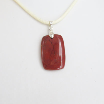 Pendentif Jaspe rouge en pierre naturelle  https://monjolicaillou.fr/products/pendentif-jaspe-rouge-en-pierre-naturelle  Besoin de renforcer votre confiance en vous ? Ce pendentif est là pour vous. En portant cette pierre naturelle, vous vous sentirez plus sûr de vos capacités, prêt à relever tous les défis qui se présentent à vous. 