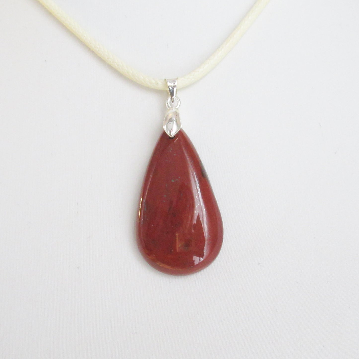 Pendentif Jaspe rouge en pierre naturelle  https://monjolicaillou.fr/products/pendentif-jaspe-rouge-en-pierre-naturelle  Besoin de renforcer votre confiance en vous ? Ce pendentif est là pour vous. En portant cette pierre naturelle, vous vous sentirez plus sûr de vos capacités, prêt à relever tous les défis qui se présentent à vous. 