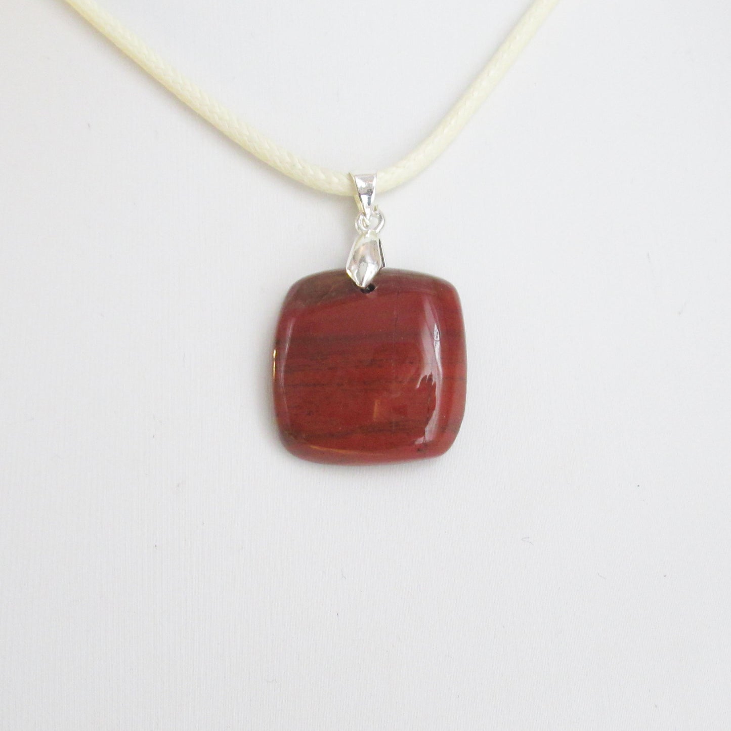 Pendentif Jaspe rouge en pierre naturelle  https://monjolicaillou.fr/products/pendentif-jaspe-rouge-en-pierre-naturelle  Besoin de renforcer votre confiance en vous ? Ce pendentif est là pour vous. En portant cette pierre naturelle, vous vous sentirez plus sûr de vos capacités, prêt à relever tous les défis qui se présentent à vous. 