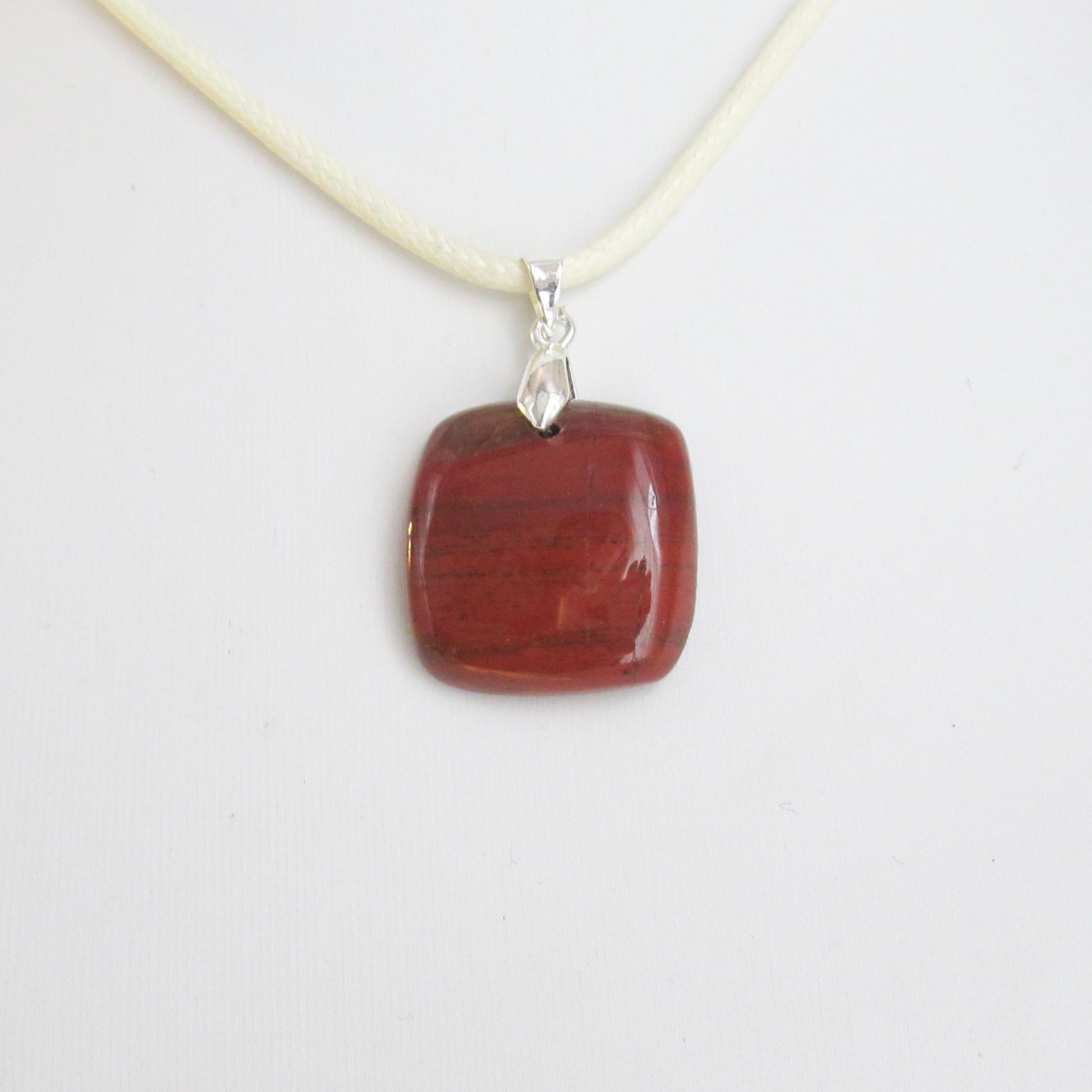 Pendentif Jaspe rouge en pierre naturelle  https://monjolicaillou.fr/products/pendentif-jaspe-rouge-en-pierre-naturelle  Besoin de renforcer votre confiance en vous ? Ce pendentif est là pour vous. En portant cette pierre naturelle, vous vous sentirez plus sûr de vos capacités, prêt à relever tous les défis qui se présentent à vous. 