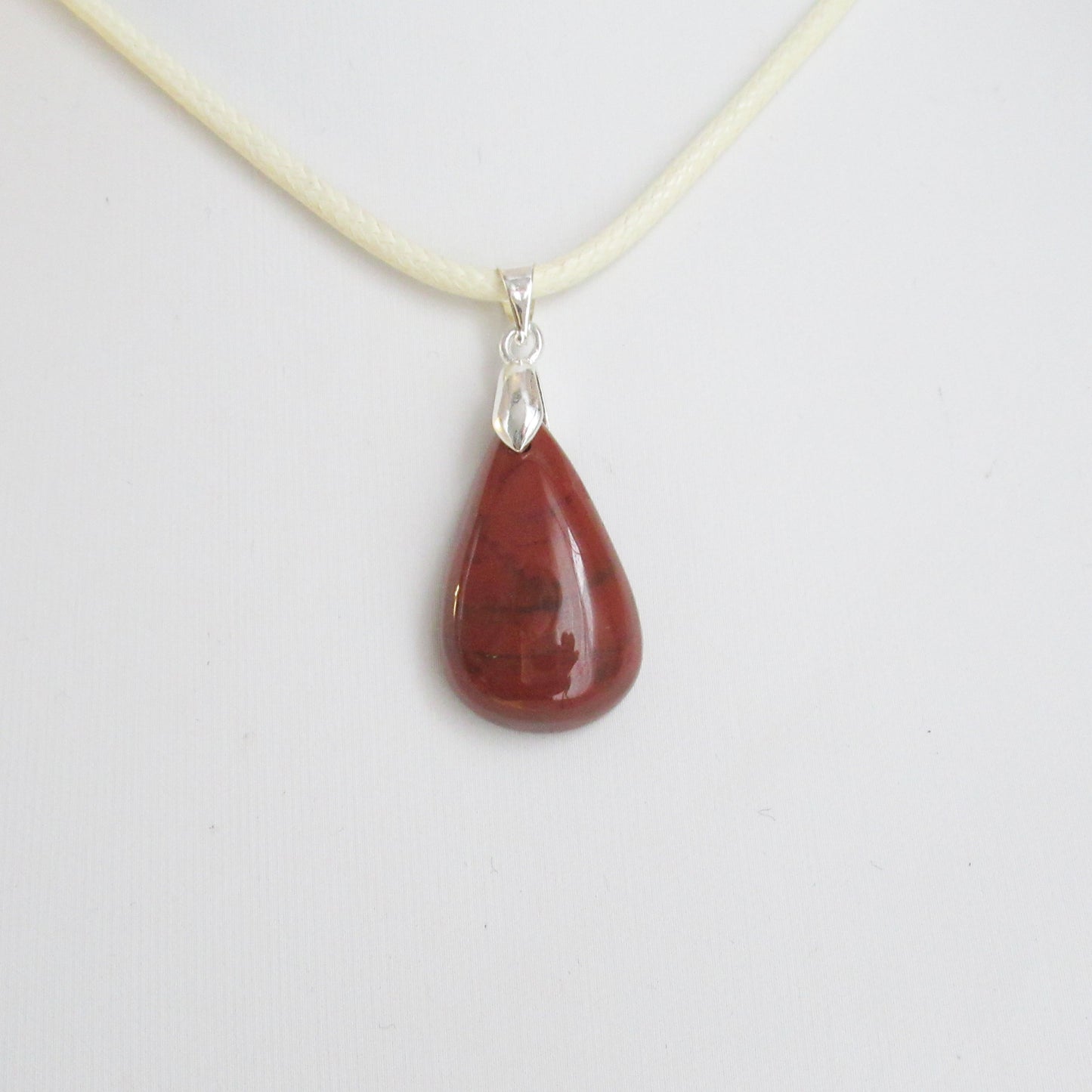 Pendentif Jaspe rouge en pierre naturelle  https://monjolicaillou.fr/products/pendentif-jaspe-rouge-en-pierre-naturelle  Besoin de renforcer votre confiance en vous ? Ce pendentif est là pour vous. En portant cette pierre naturelle, vous vous sentirez plus sûr de vos capacités, prêt à relever tous les défis qui se présentent à vous. 