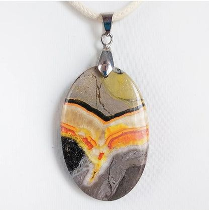 Pendentif en jaspe Bumblebee naturel – confiance, énergie, protection. Pierre idéale pour vitalité, motivation et équilibre émotionnel au quotidien.

