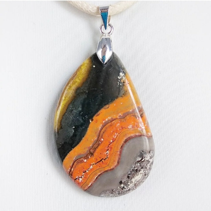 Pendentif en jaspe Bumblebee naturel – confiance, énergie, protection. Pierre idéale pour vitalité, motivation et équilibre émotionnel au quotidien.

