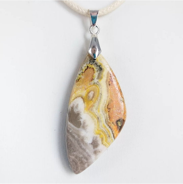 Pendentif en jaspe Bumblebee naturel – confiance, énergie, protection. Pierre idéale pour vitalité, motivation et équilibre émotionnel au quotidien.

