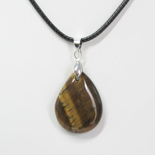 Pendentif - Goutte 25 mm  https://monjolicaillou.fr/products/pendentif-goutte-25-mm  Ce pendentif en forme de goutte de 25 mm est un accessoire élégant et polyvalent. Idéal pour ajouter une touche de sophistication à n'importe quelle tenue. Fabriqué avec des matériaux de qualité, il est durable et peut être porté au quotidien. Un incontournable pour compléter votre collection de bijoux. Vendu avec cordon