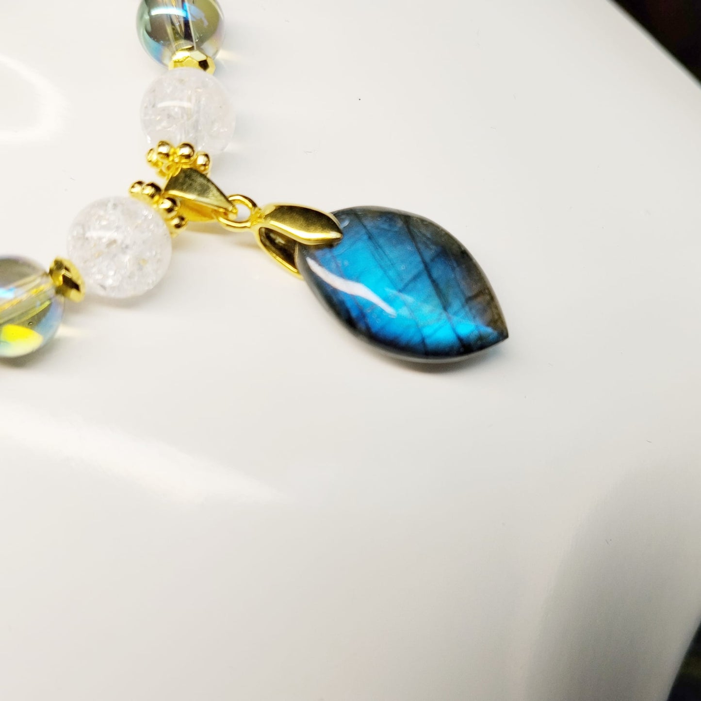 Découvrez le collier Protection & Sérénité en Labradorite AAA, Aqua Aura et Cristal de Roche. Désormais disponible en finitions Doré et Argenté. Équilibrez vos énergies et protégez votre aura avec ce bijou artisanal unique. Livraison rapide.