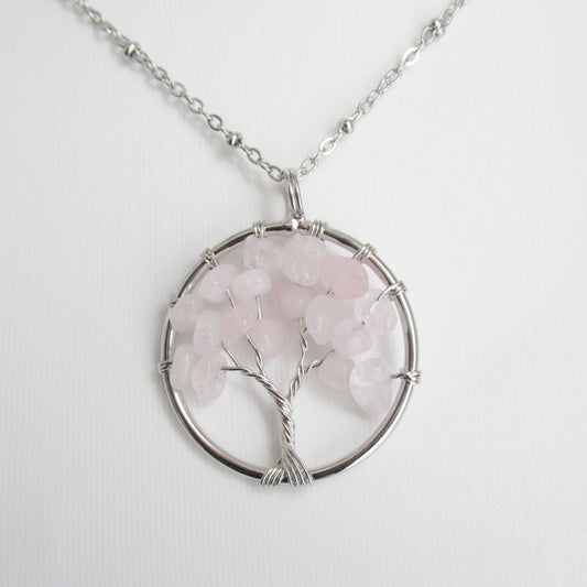 Pendentif - Arbre de vie - en pierre naturelle  https://monjolicaillou.fr/products/pendentif-arbre-de-vie-en-pierre-naturelle  Sentez-vous formidable avec ce splendide pendentif arbre de vie. Orné de pierres comme l'améthyste, la cornaline, le jaspe rouge, le lapis lazuli et le quartz rose, ce bijou vous offre une touche d'émerveillement.