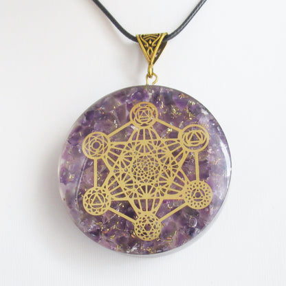 https://monjolicaillou.fr/products/pendentif-orgonite-en-pierres-naturelles-metatron-50-mm-aigue-marine-amethyste-cornaline-labradorite-lapis-lazuli-oeil-de-tigre-quartz-rose-shungite-sodalite-tourmaline-7-chakras