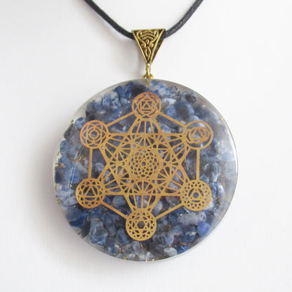 https://monjolicaillou.fr/products/pendentif-orgonite-en-pierres-naturelles-metatron-50-mm-aigue-marine-amethyste-cornaline-labradorite-lapis-lazuli-oeil-de-tigre-quartz-rose-shungite-sodalite-tourmaline-7-chakras