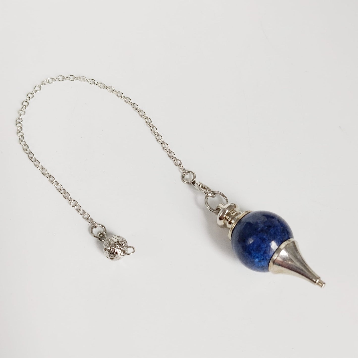 Pendule sphère en pierres naturelles : Cornaline, Jaspe Rouge, Lapis Lazuli, Pierre de Lave et Quartz Rose. Idéal pour la radiesthésie, la méditation et le bien-être énergétique.