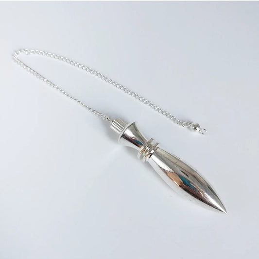 Pendule en métal argenté grand modèle – 6,5 cm – Idéal pour radiesthésie, divination et travail énergétique. Élégant, précis et parfaitement équilibré.