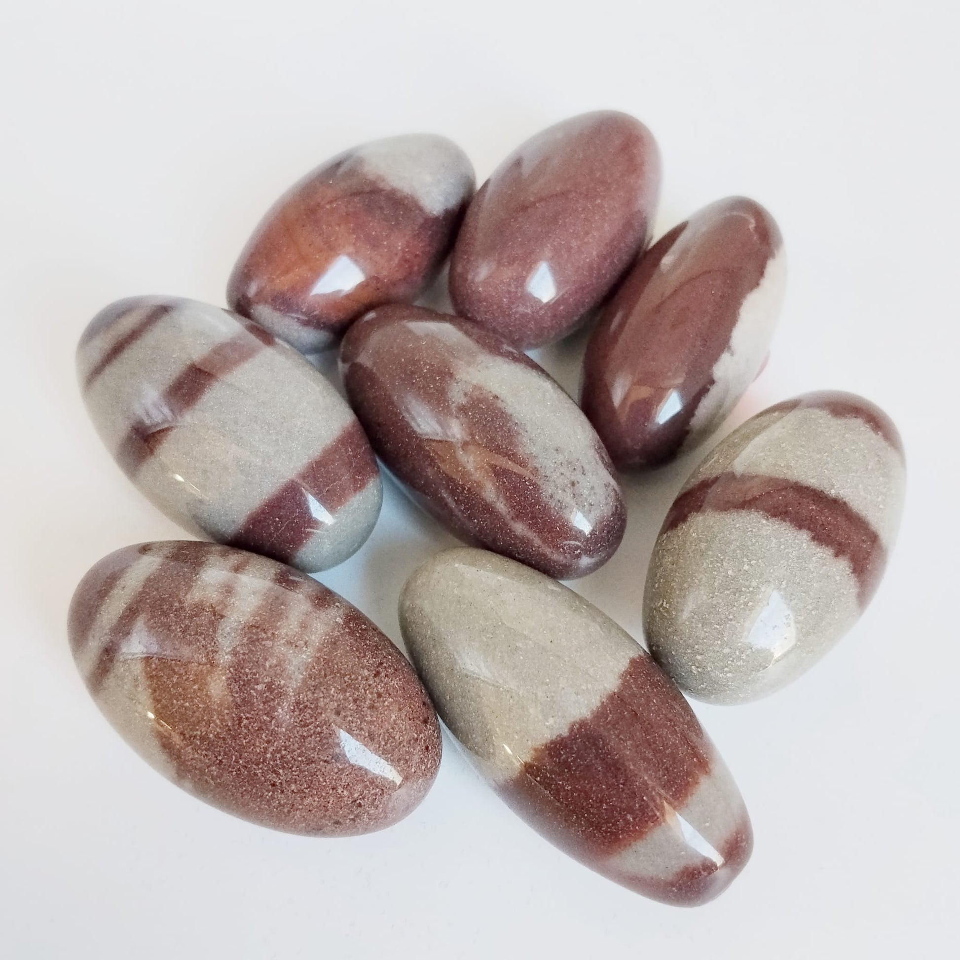 Découvrez la pierre Shiva Lingam, symbole sacré d'équilibre entre masculin et féminin. Un minéral d'exception pour harmoniser vos énergies, réduire le stress et booster votre vitalité.