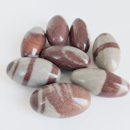 Découvrez la pierre Shiva Lingam, symbole sacré d'équilibre entre masculin et féminin. Un minéral d'exception pour harmoniser vos énergies, réduire le stress et booster votre vitalité.