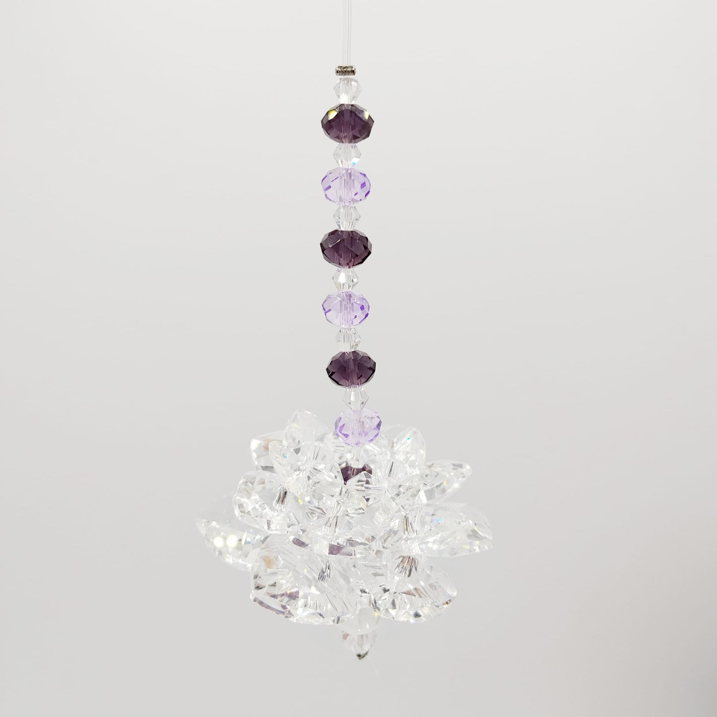 Apportez lumière et sérénité à votre intérieur avec l’Attrape-Soleil Fleur de Lotus. Cristal décoratif créant de magnifiques reflets arc-en-ciel. Idéal pour une ambiance zen et lumineuse.