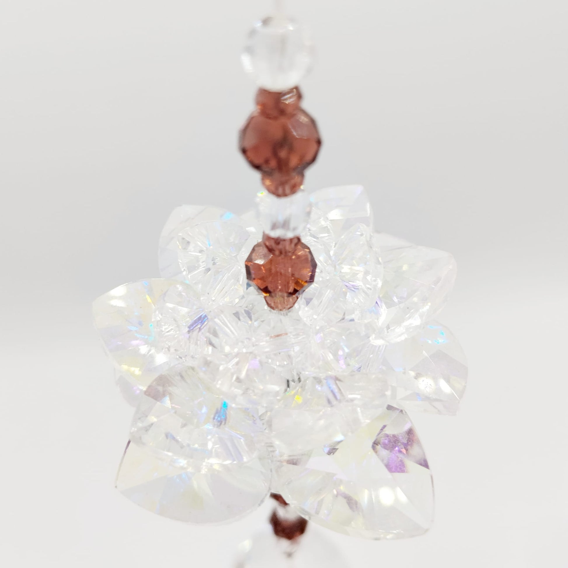 Apportez lumière et sérénité à votre intérieur avec l’Attrape-Soleil Fleur de Lotus. Cristal décoratif créant de magnifiques reflets arc-en-ciel. Idéal pour une ambiance zen et lumineuse.